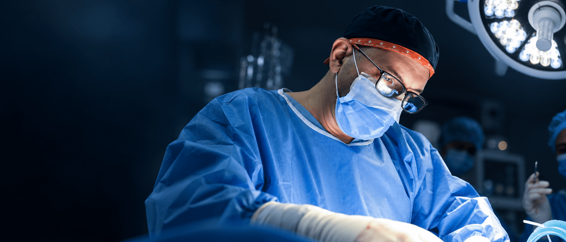El Dr. Mauro Valentini durante una cirugía